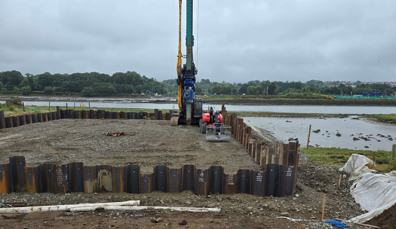 Square cofferdam seen from one side with
                          the river in the background. The cofferdam is
                          perhaps 20 metres on a side.